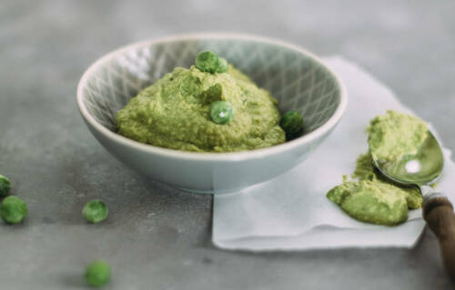 Erbsen Hummus in einer grauen Schüssel