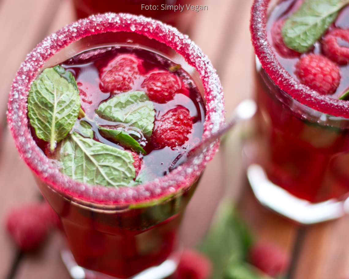Glas mit Zuckerrand und pinkem Smoothie als Erfrischungsdrink