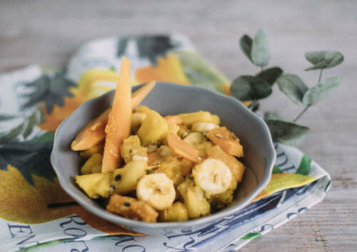 Frischer Obstsalat in einer Schüssel, für die richtige Portion an Vitaminen.