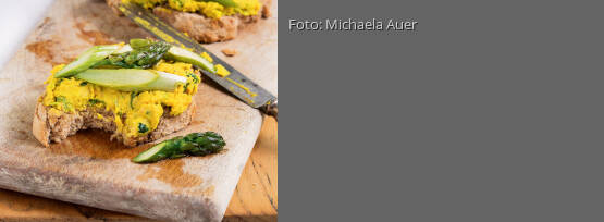 Rezeptbild für "Toast mit gelbem Erbsenpüree und grünem Spargel"
