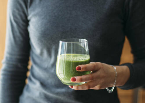 Grüne Smoothies versorgen dich mit vielen Nährstoffen, wie dieser Feldsalatsmoothie.
