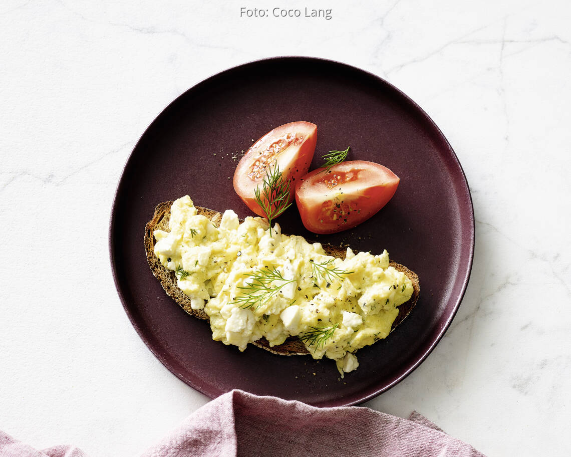 Feta-Rühreier auf Vollkornbrot