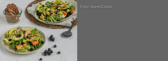 Rezeptbild für "Avocadosalat mit schwarzen Johannisbeeren und Lachs"