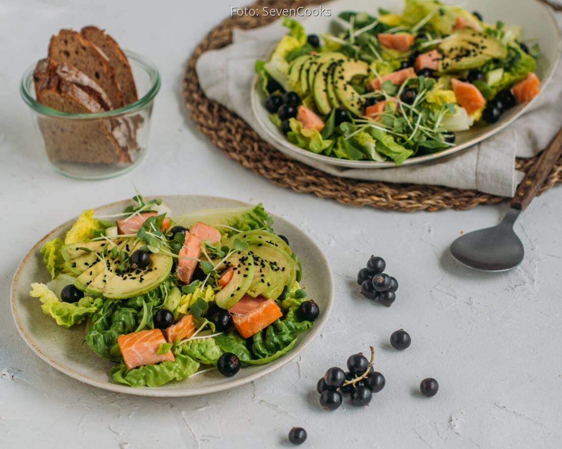 Flexitarisches Rezept: Avocadosalat mit schwarzen Johannisbeeren und Lachs 1