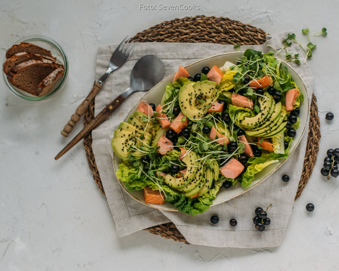 Flexitarisches Rezept: Avocadosalat mit schwarzen Johannisbeeren und Lachs 2