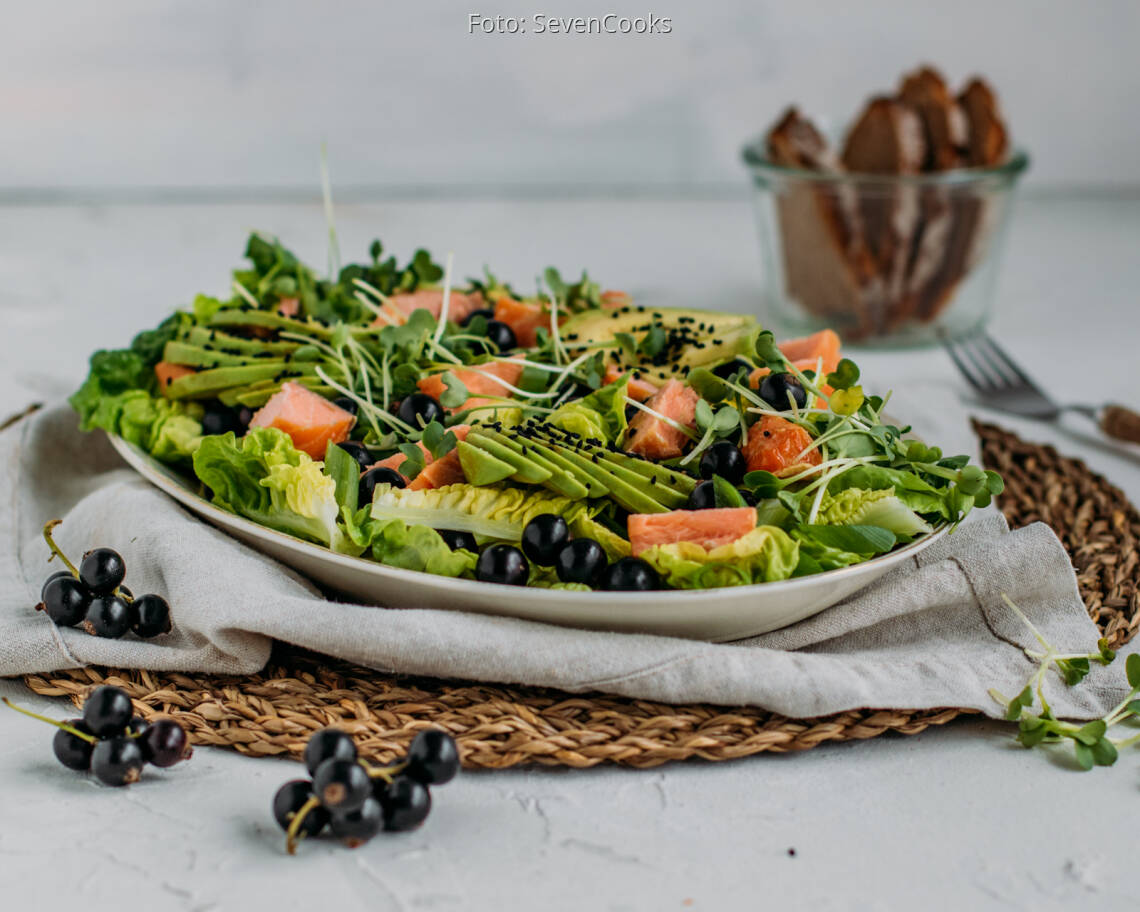Flexitarisches Rezept: Avocadosalat mit schwarzen Johannisbeeren und Lachs 3