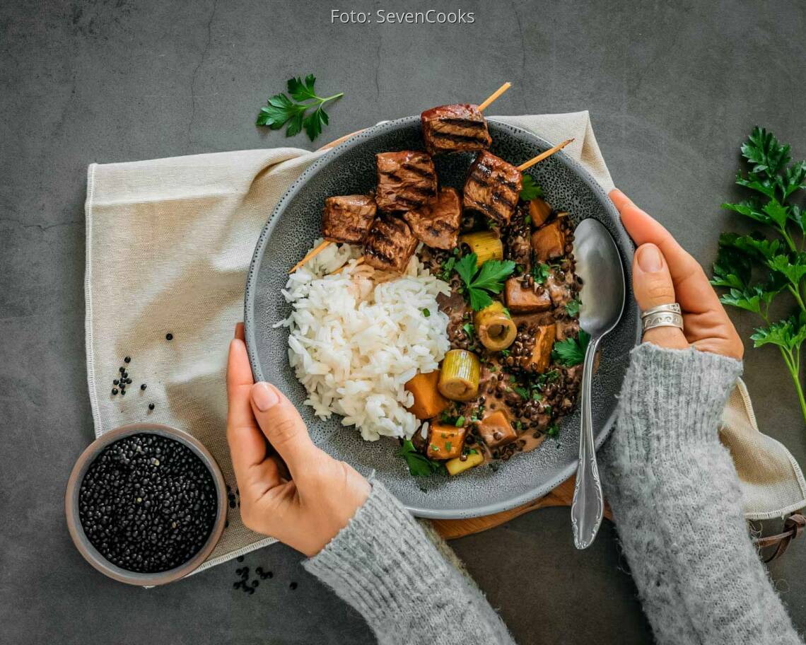 flexitarisches_rezept__belugalinsencurry_mit_lammspiessen_neu_1
