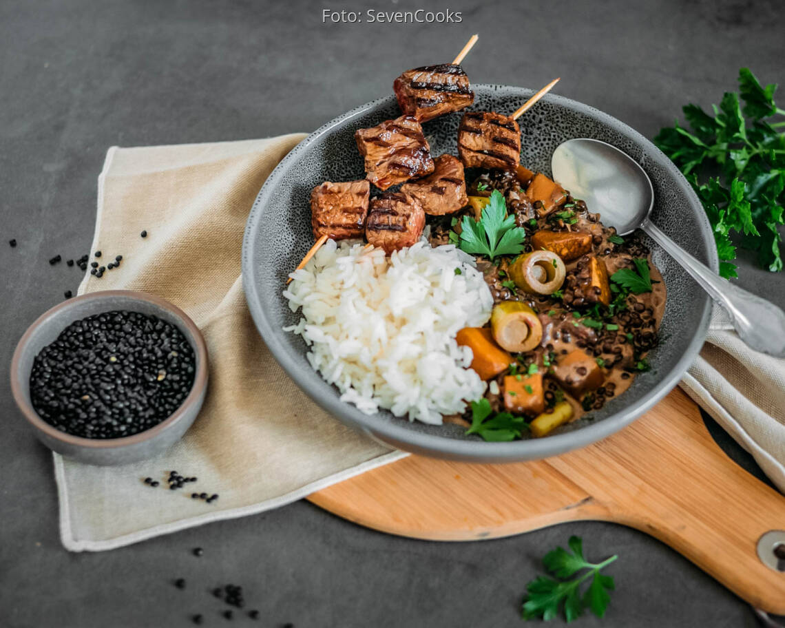 flexitarisches_rezept__belugalinsencurry_mit_lammspiessen_neu_2
