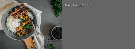 Rezeptbild für "Belugalinsencurry mit Lammspießen"
