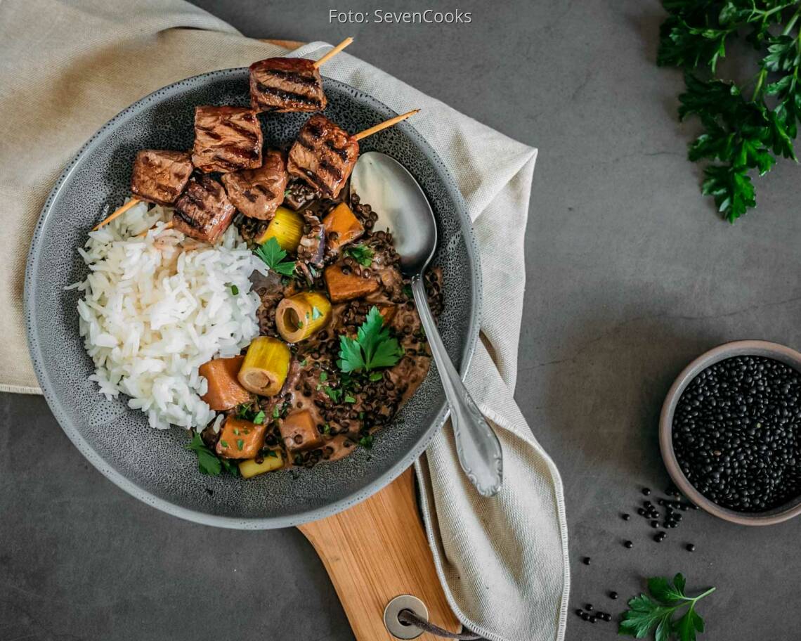 flexitarisches_rezept__belugalinsencurry_mit_lammspiessen_neu_3