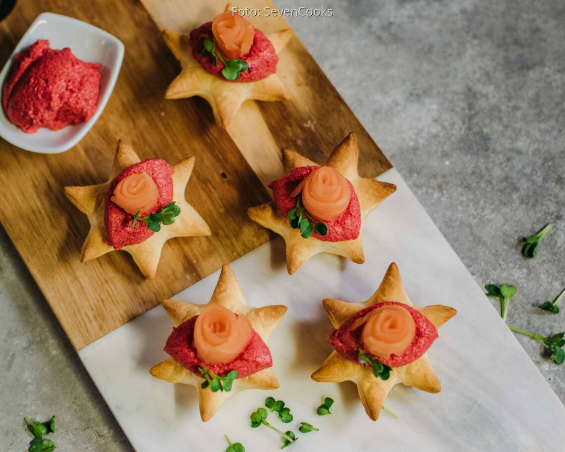 Flexitarisches Rezept: Blätterteigsterne mit Roter-Bete-Creme und Lachs 1