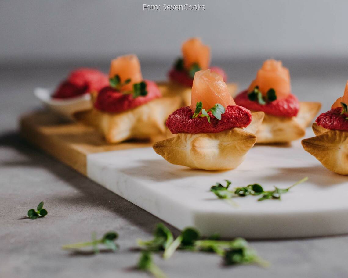 Flexitarisches Rezept: Blätterteigsterne mit Roter-Bete-Creme und Lachs 2