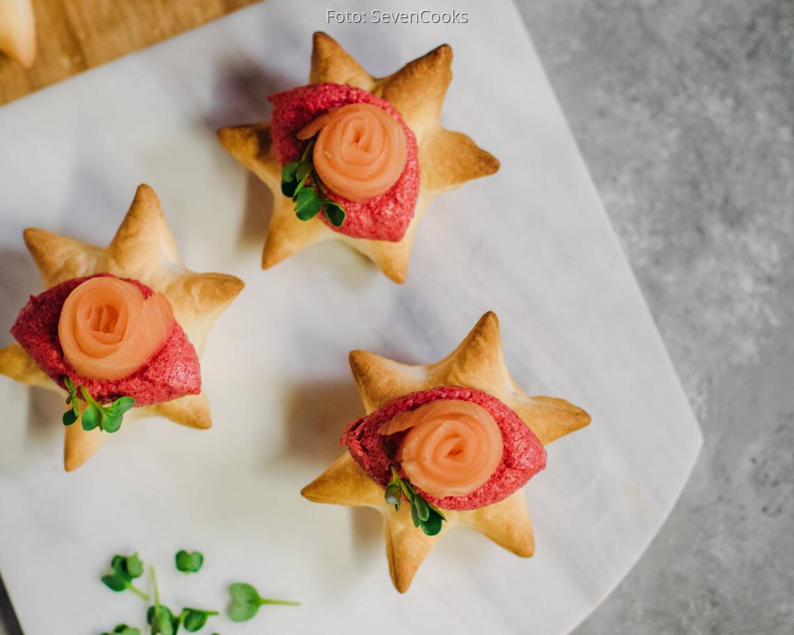 Flexitarisches Rezept: Blätterteigsterne mit Roter-Bete-Creme und Lachs 3