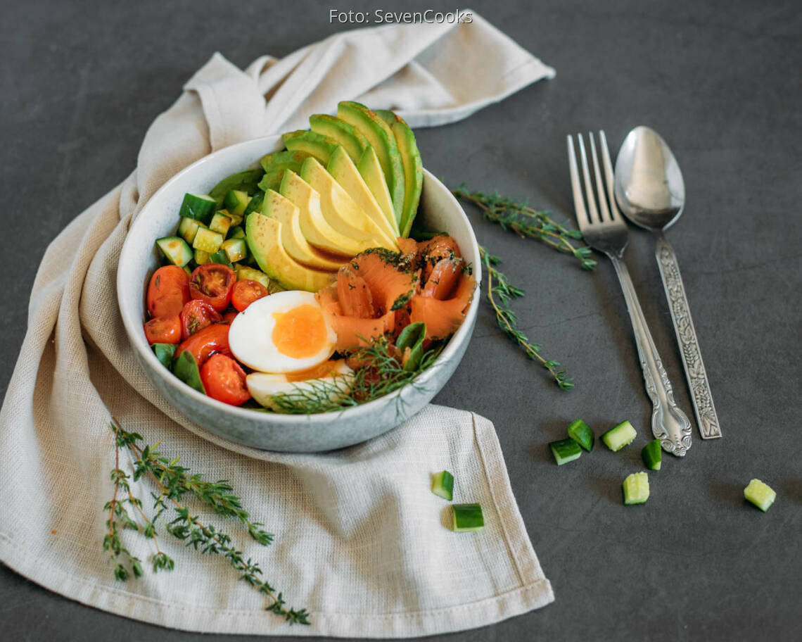 Flexitarisches Rezept: Bowl mit Lachs und Avocado 1