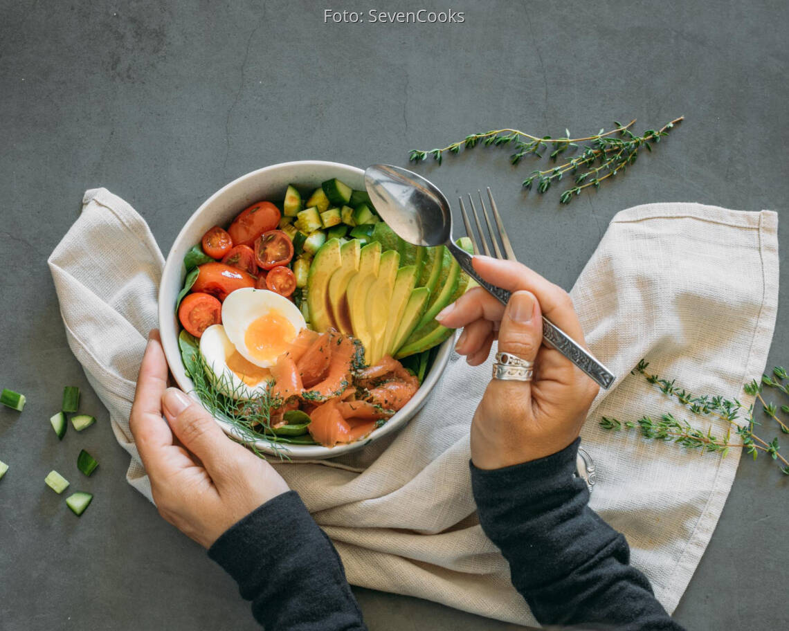 Flexitarisches Rezept: Bowl mit Lachs und Avocado 2