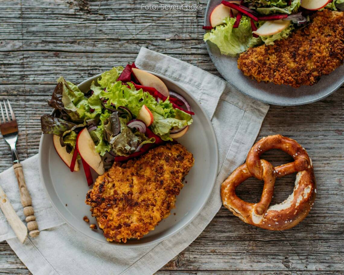 Flexitarisches Rezept: Brezenschnitzel mit Meerrettich, süßem Senf und buntem Salat 1