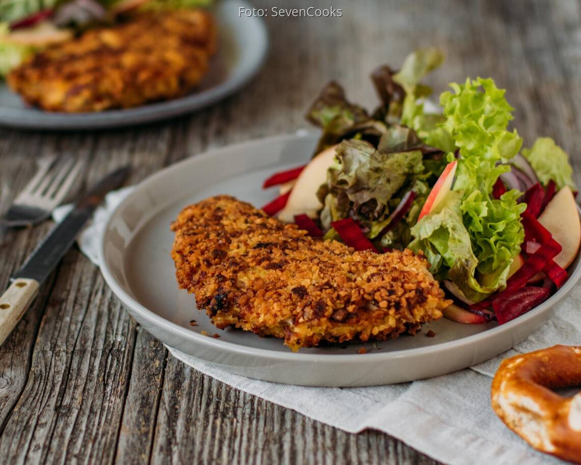 Flexitarisches Rezept: Brezenschnitzel mit Meerrettich, süßem Senf und buntem Salat 2
