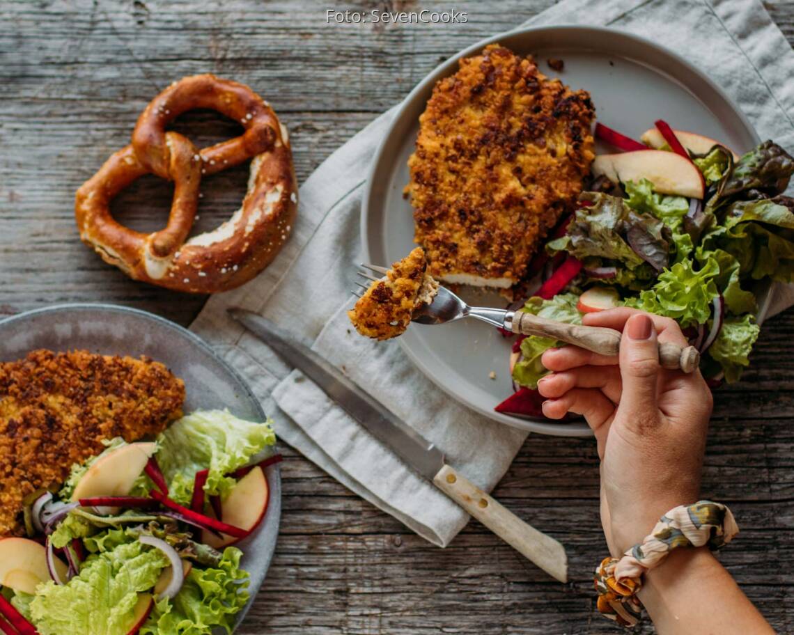 Flexitarisches Rezept: Brezenschnitzel mit Meerrettich, süßem Senf und buntem Salat 3