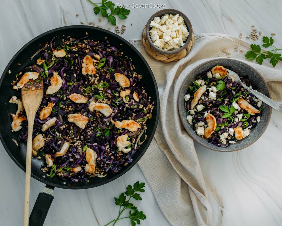 Flexitarisches Rezept: Bulgurpfanne mit Rotkohl und Hähnchen