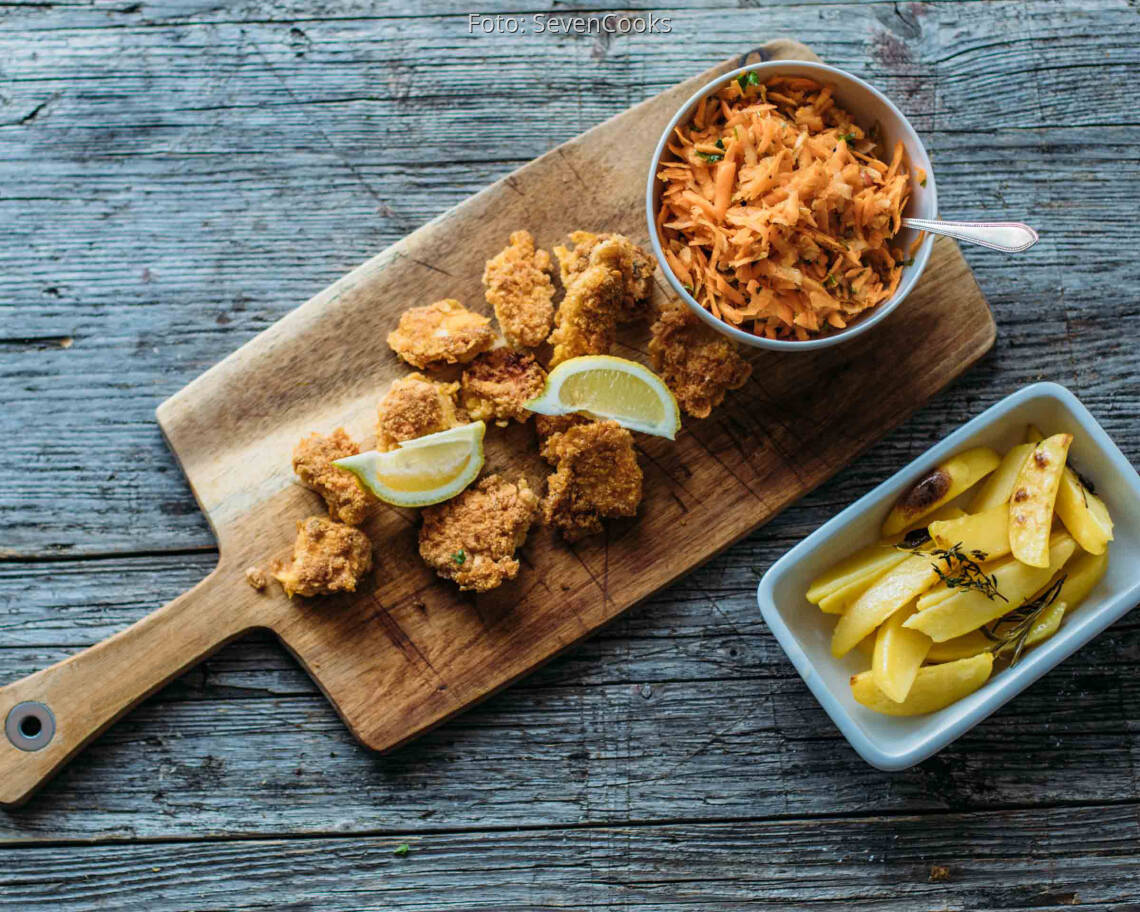 Flexitarisches Rezept: Chicken-Nuggets mit Kartoffelecken und Karottensalat_1