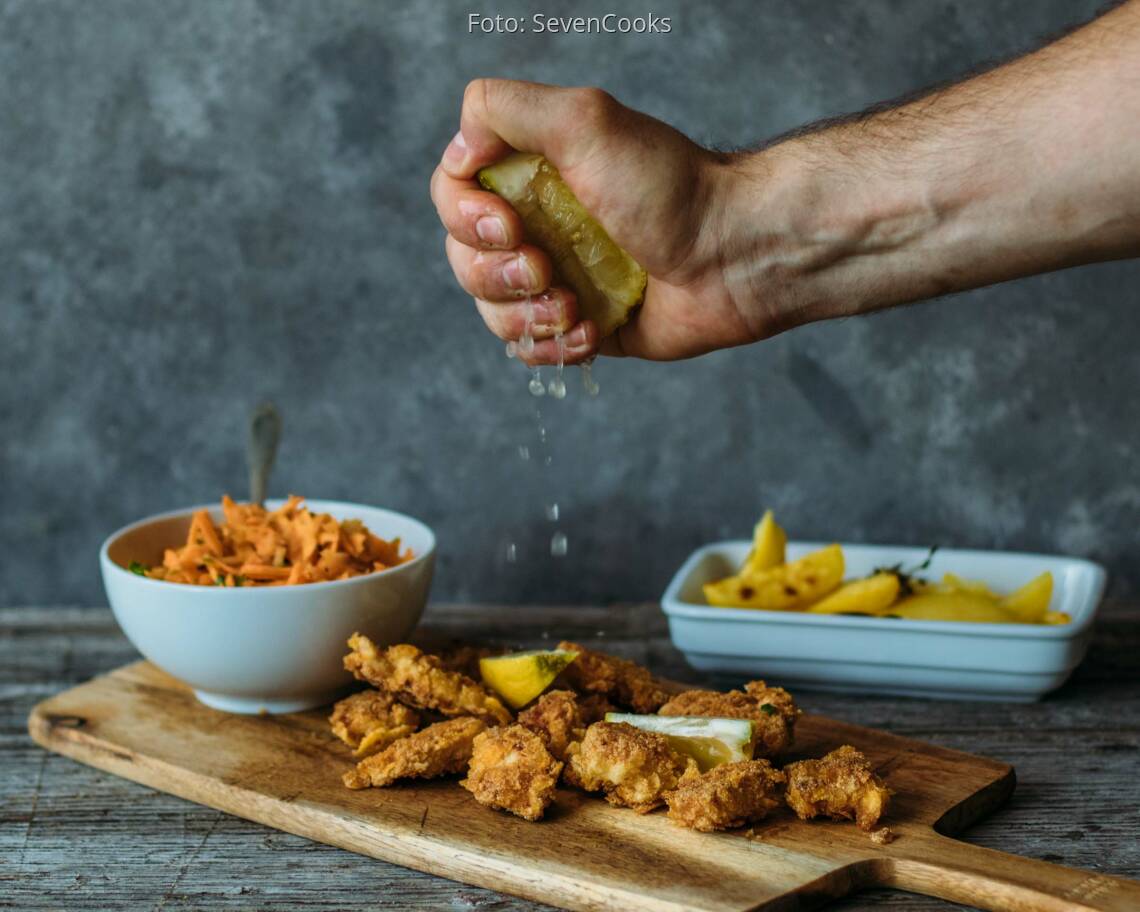 Flexitarisches Rezept: Chicken-Nuggets mit Kartoffelecken und Karottensalat_2
