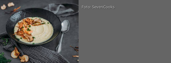 Rezeptbild für "Cremige Selleriesuppe mit Birne und Räucherlachs"