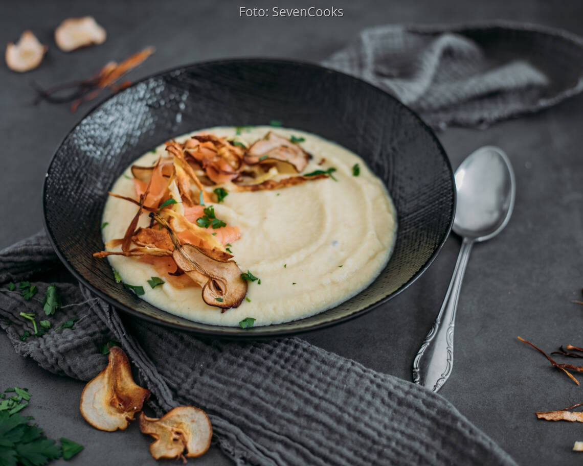 Flexitarisches Rezept: Cremige Selleriesuppe mit Birne und Räucherlachs 1