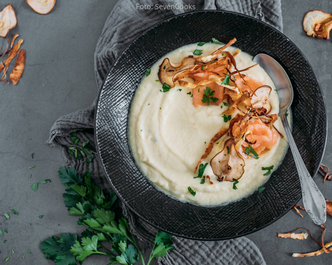 Flexitarisches Rezept: Cremige Selleriesuppe mit Birne und Räucherlachs 2
