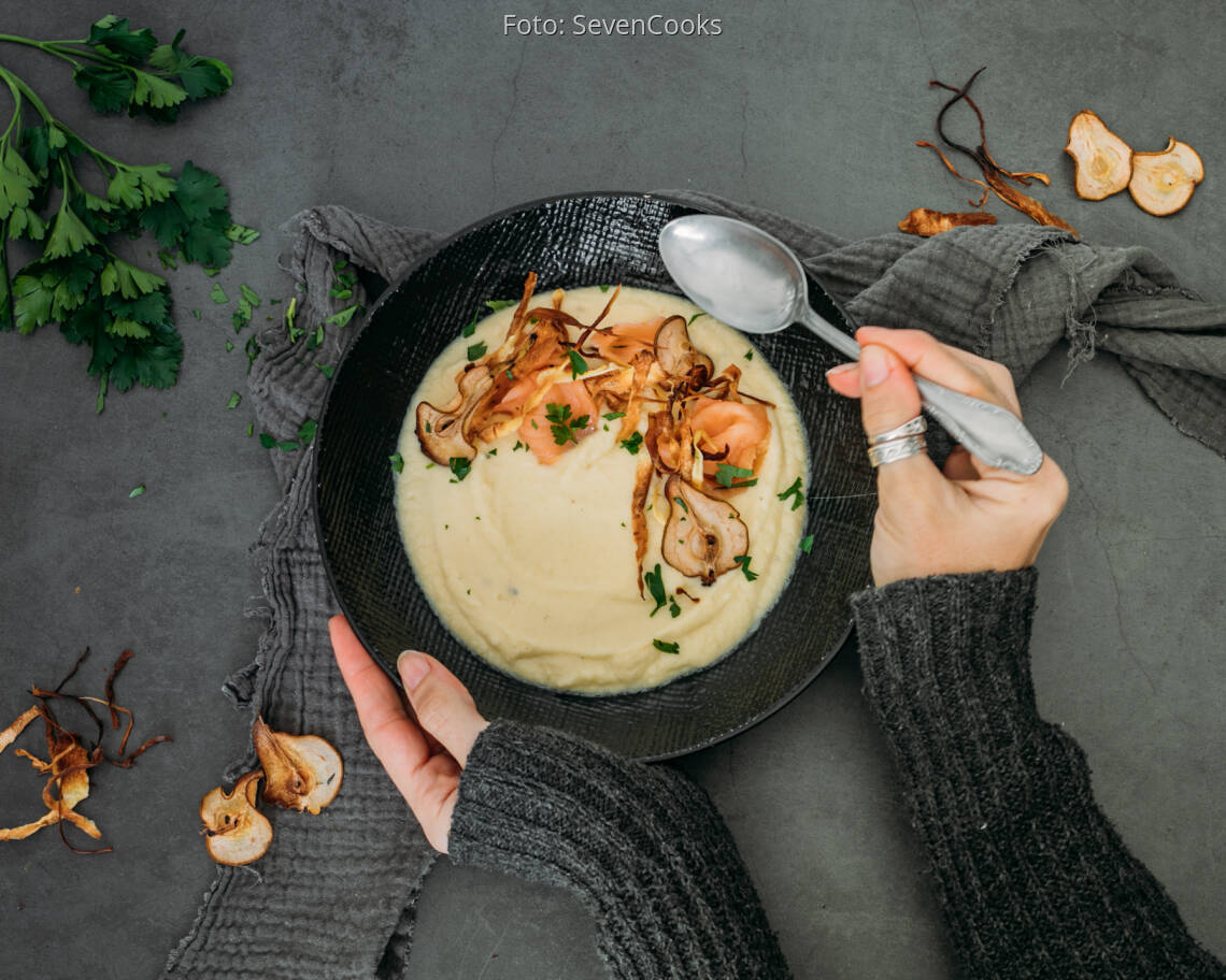 Flexitarisches Rezept: Cremige Selleriesuppe mit Birne und Räucherlachs 3