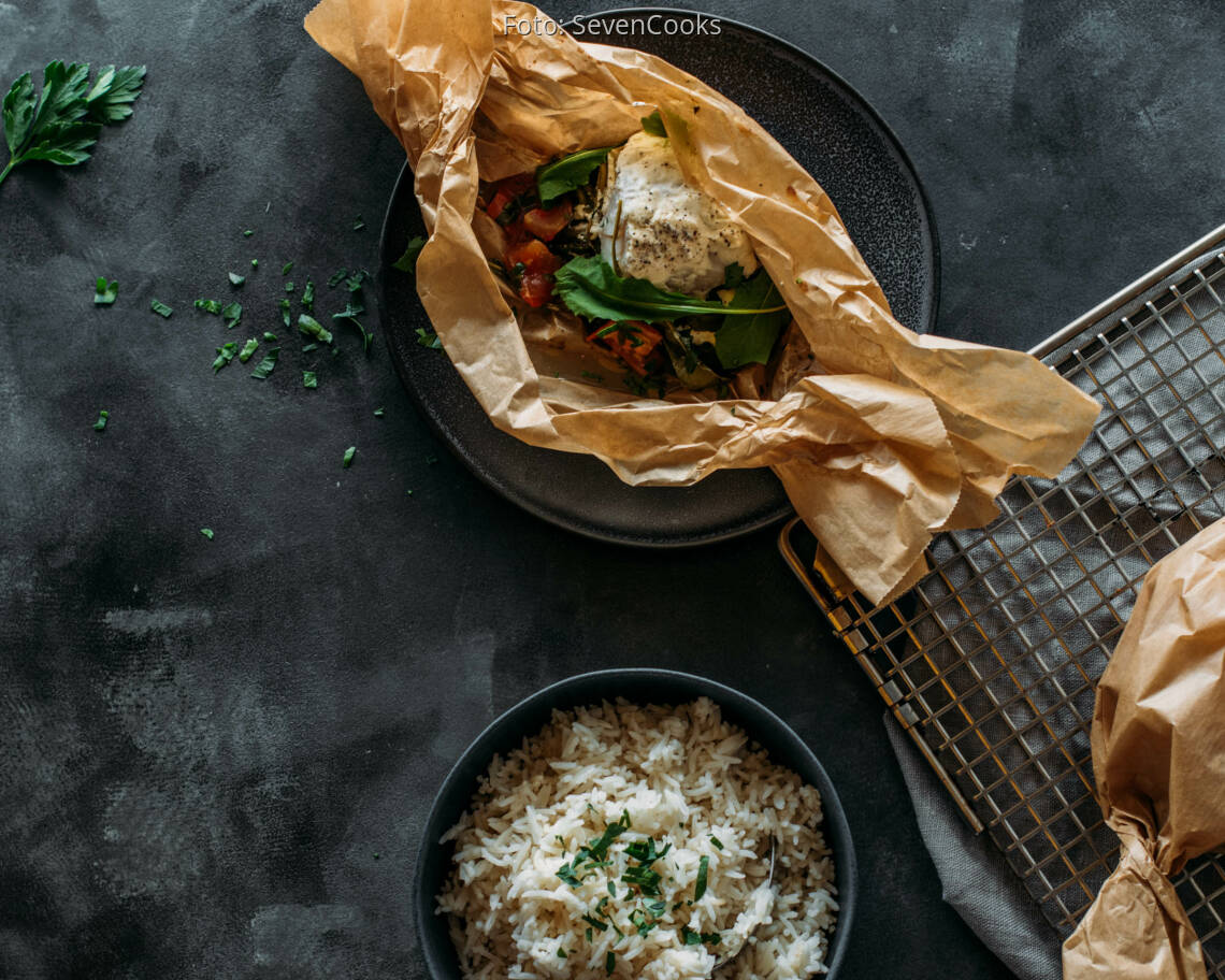 Flexitarisches Rezept: Cremiges Tomaten-Fisch-Papilotte mit Reis 3