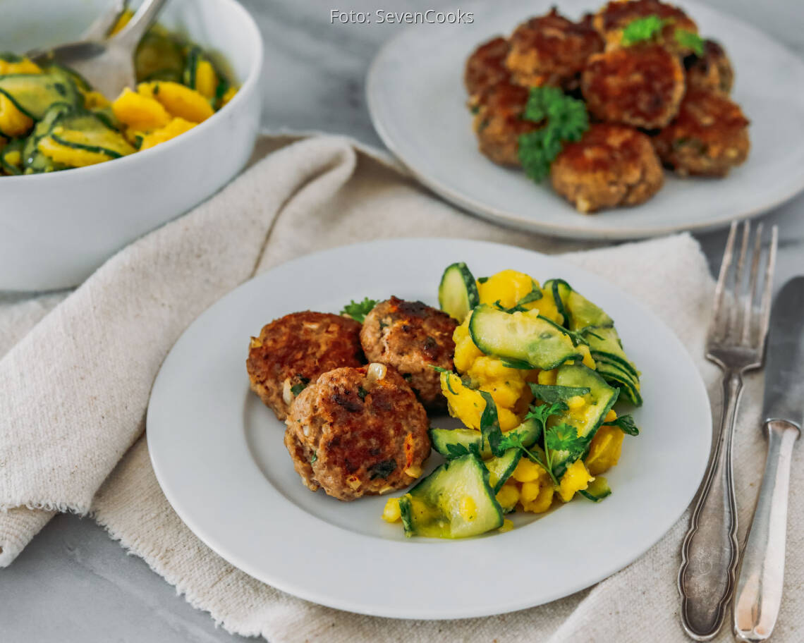 Flexitarisches Rezept: Fleischküchle mit Kartoffel-Gurken-Salat 2