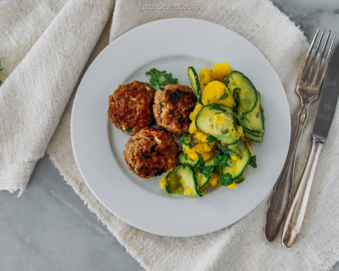 Flexitarisches Rezept: Fleischküchle mit Kartoffel-Gurken-Salat 3