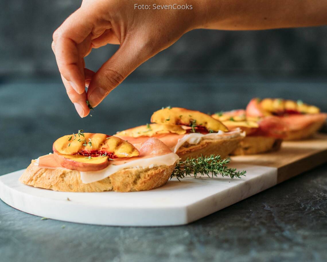Flexitarisches Rezept: Fruchtige Nektarinen Bruschetta mit Parmaschinken 1
