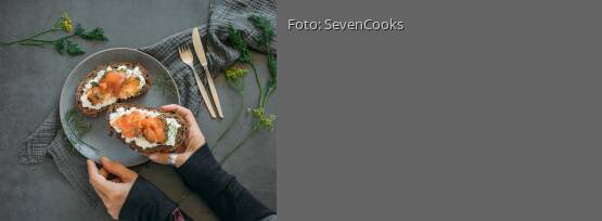Rezeptbild für "Gebeizter Lachs auf Hüttenkäse-Brot"