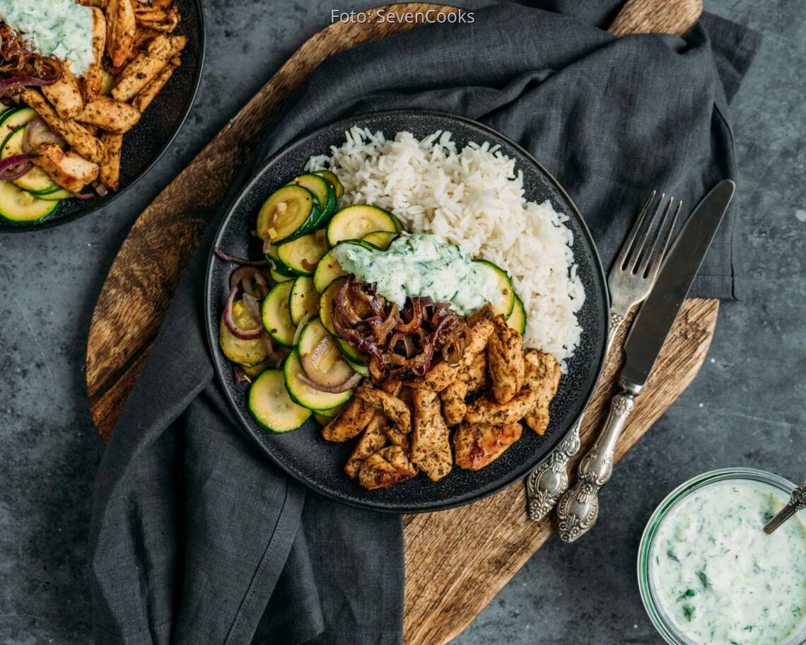 Flexitarisches Rezept: Gyros mit Reis und Zucchinigemuese