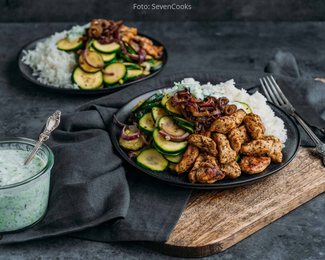 Flexitarisches Rezept: Gyros mit Reis und Zucchinigemuese