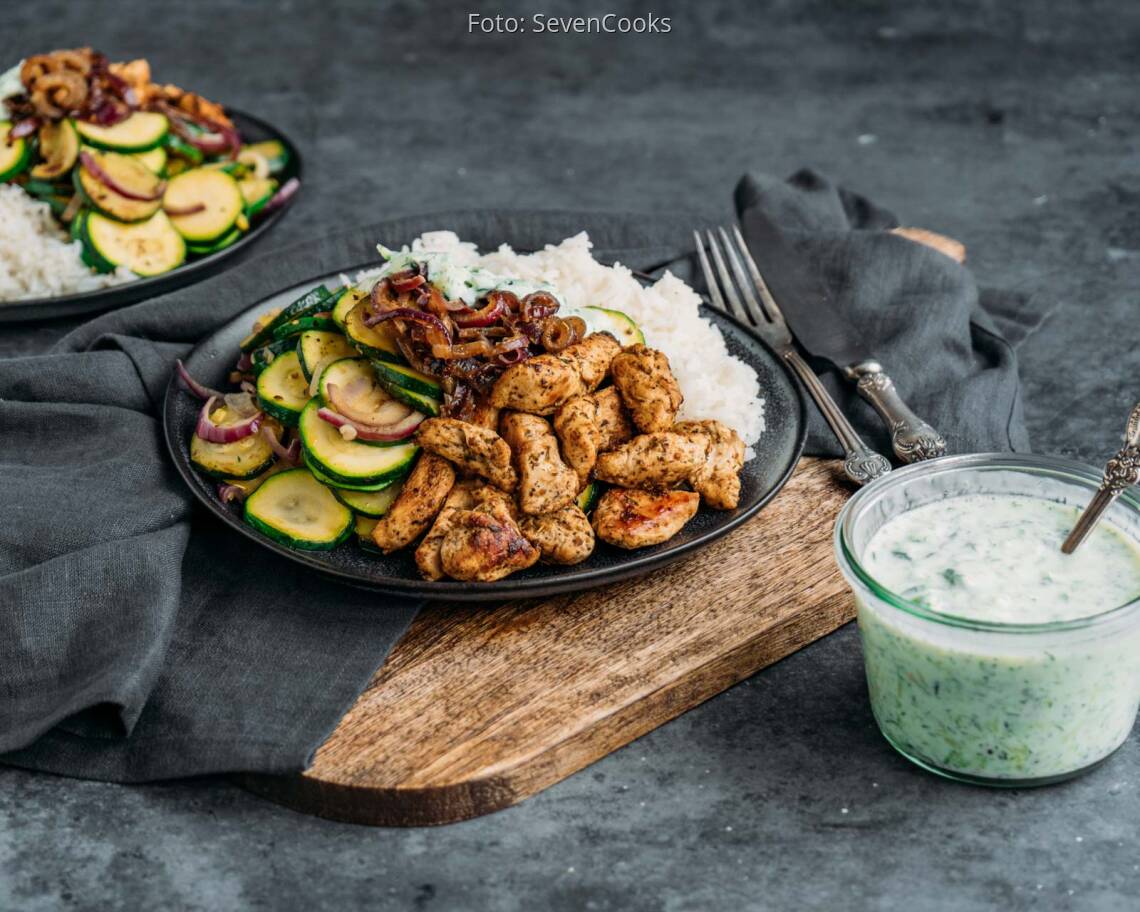 Flexitarisches Rezept: Gyros mit Reis und Zucchinigemuese