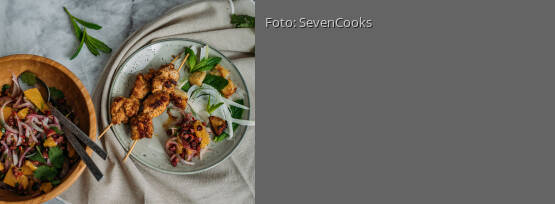 Rezeptbild für "Hühnchenspieße mit Fenchel-Minz-Salat und Oliven-Orangen-Salsa"