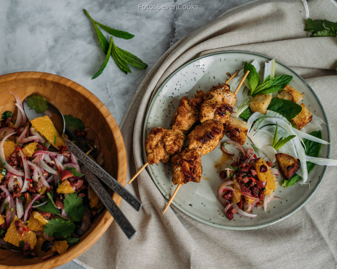 Flexitarisches Rezept: Hühnchenspieße mit Fenchel-Minz-Salat und Oliven-Orangen-Salsa 1