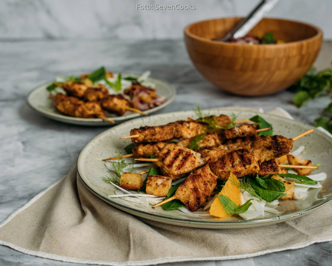 Flexitarisches Rezept: Hühnchenspieße mit Fenchel-Minz-Salat und Oliven-Orangen-Salsa 2