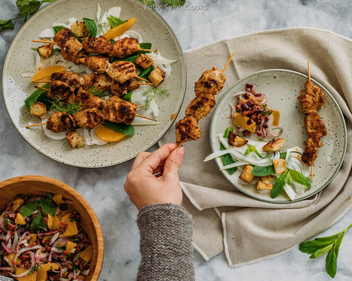 Flexitarisches Rezept: Hühnchenspieße mit Fenchel-Minz-Salat und Oliven-Orangen-Salsa 3