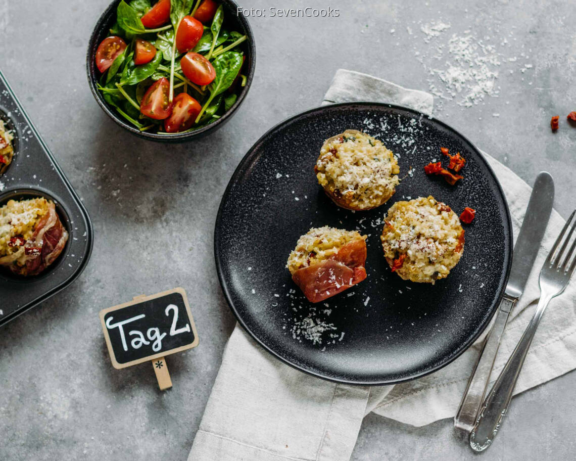 Flexitarisches Rezept: Italian Meal-Prep 2: Risotto-Muffins mit Parmaschinken und Spinatsalat_1_Schild