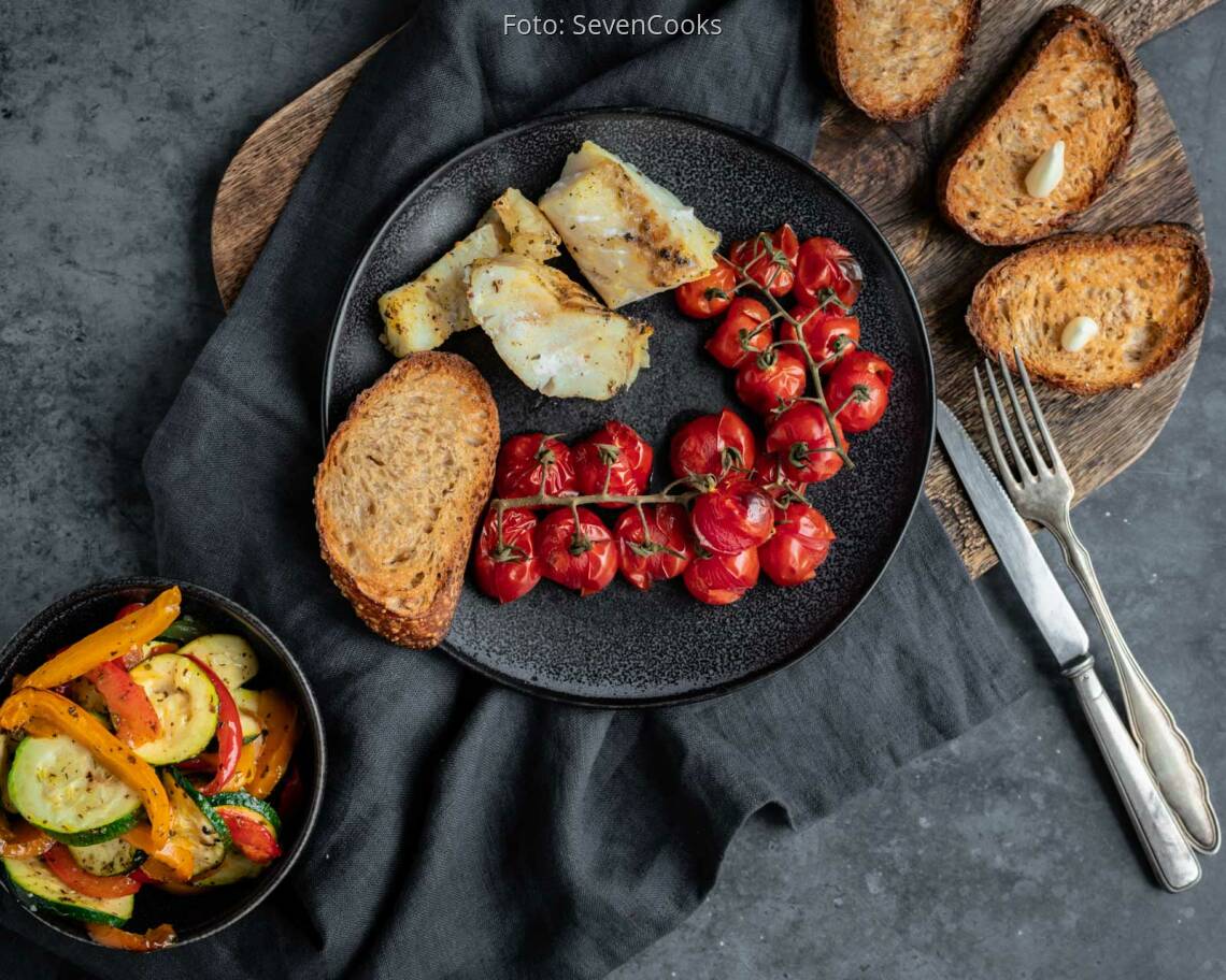Flexitarisches Rezept: Kabeljau aus dem Ofen mit Gemuese und Roestbrot 1