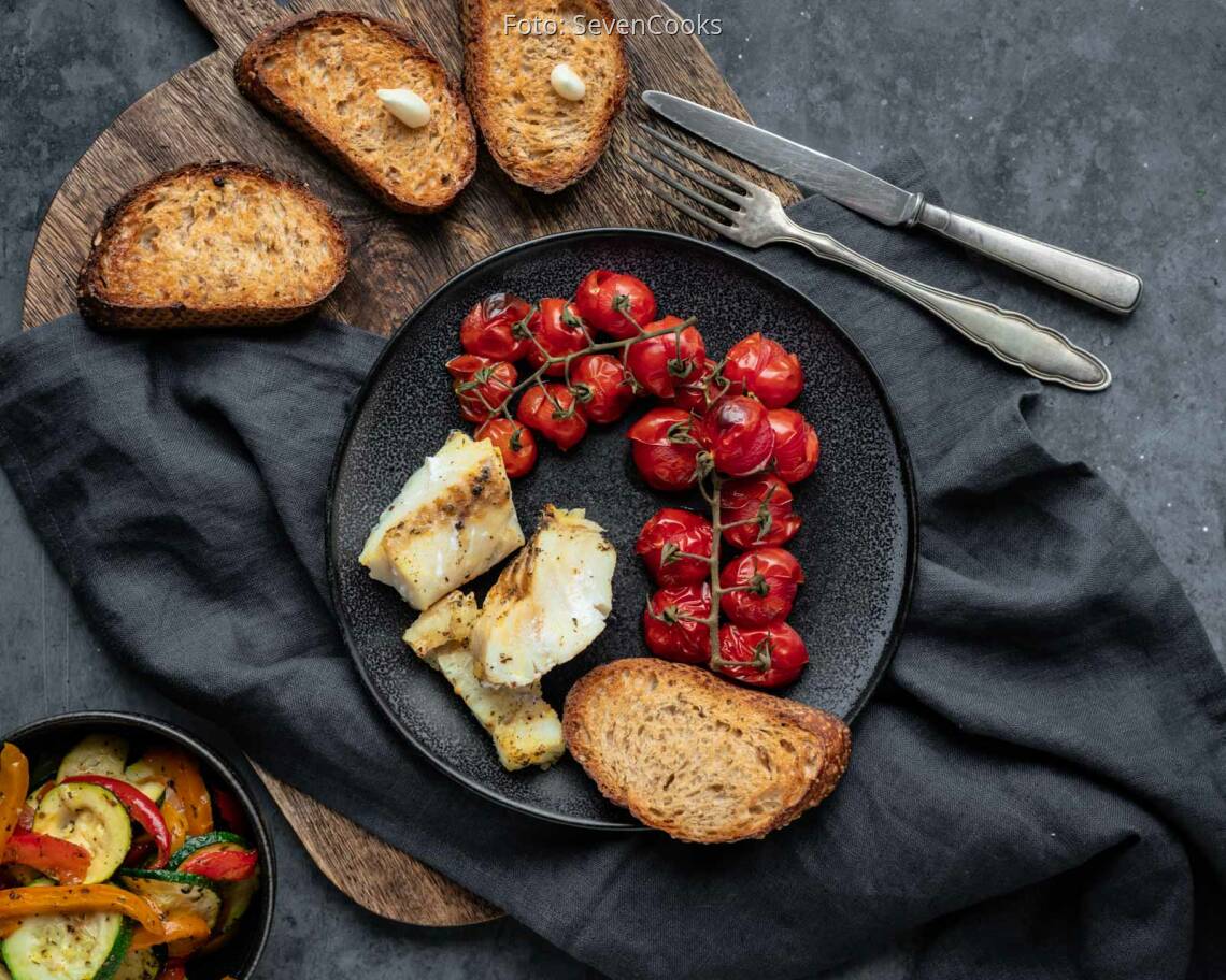 Flexitarisches Rezept: Kabeljau aus dem Ofen mit Gemuese und Roestbrot 3