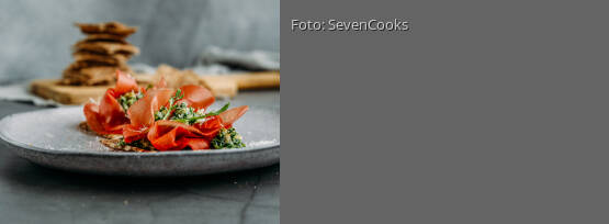 Rezeptbild für "Knäckebrot mit Bresaola, Essiggurken und Parmesan"