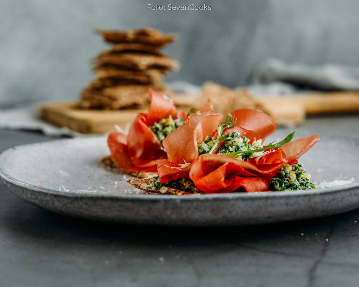 Flexitarisches Rezept: Knäckebrot mit Bresaola, Essiggurken und Parmesan 1