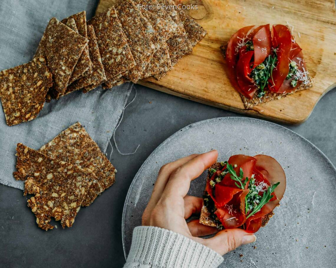 Flexitarisches Rezept: Knäckebrot mit Bresaola, Essiggurken und Parmesan 3