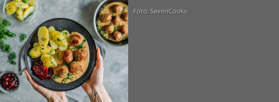 Rezeptbild für "Köttbullar mit Petersilienkartoffeln und Preiselbeeren"