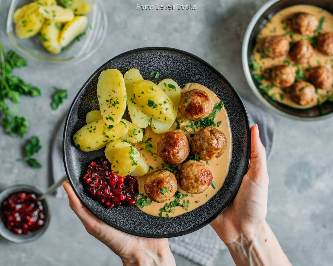 Flexitarisches Rezept: Köttbullar mit Petersilienkartoffeln und Preiselbeeren 1