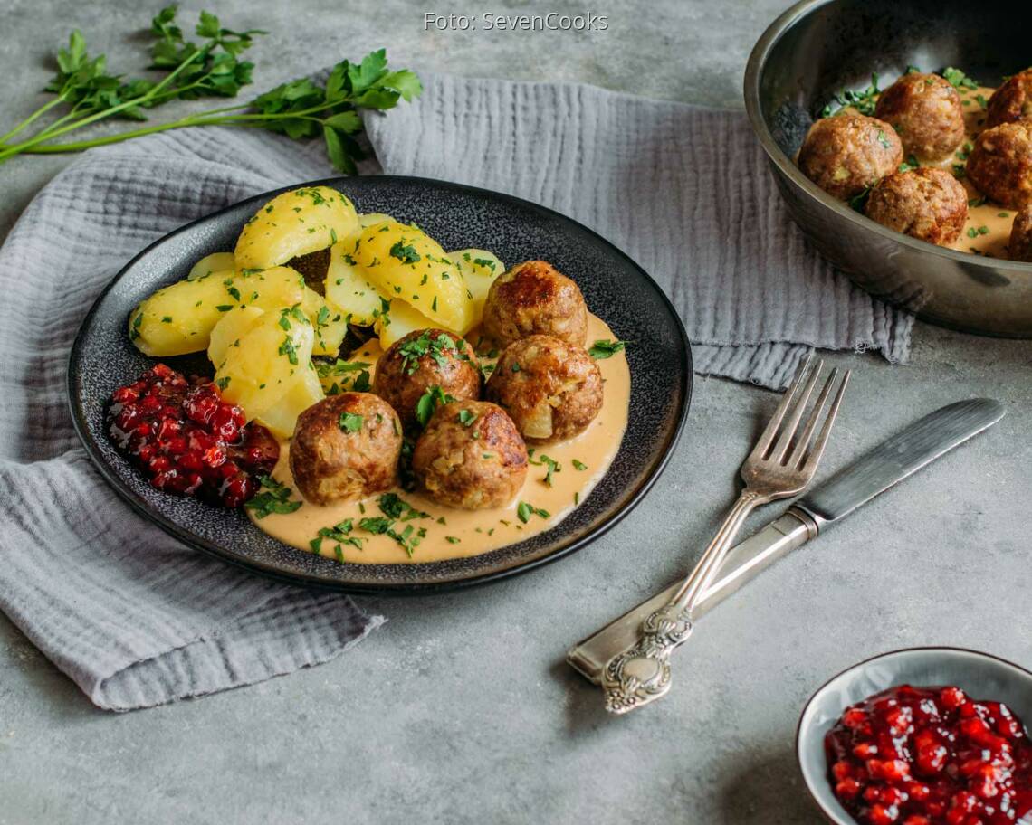 Flexitarisches Rezept: Köttbullar mit Petersilienkartoffeln und Preiselbeeren 2